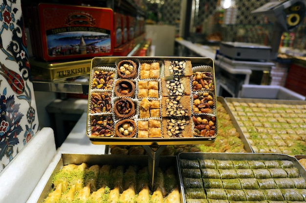 Mieszanka różnych tradycyjnych tureckich deserów w pudełku degustacyjnym