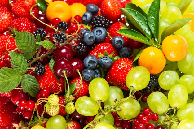 Mieszanka świeżych owoców i jagód surowych składników żywności