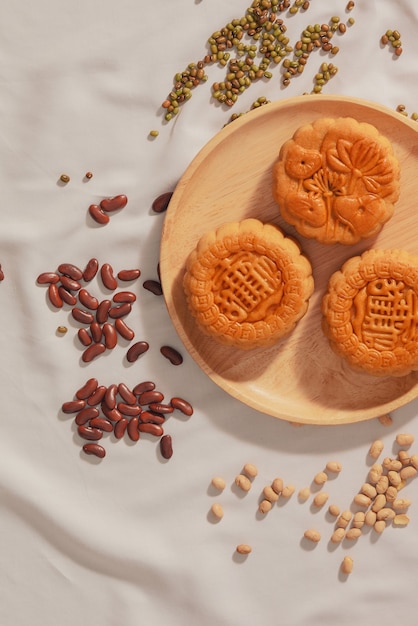 Mieszkanie świeckich pojęciowy Mid-Autumn Festival żywności mooncake. Tekst na torcie oznacza szczęście.