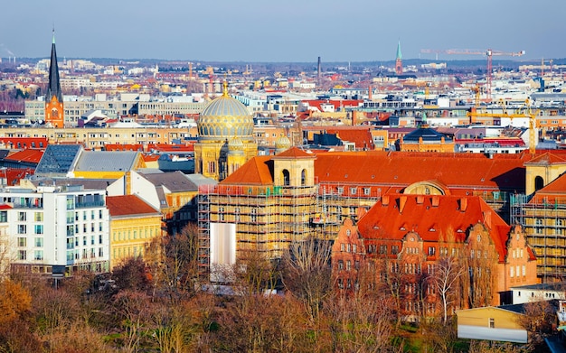 Mieszkanie w budynku mieszkalnym na zewnątrz. Struktura mieszkaniowa w niebieskim nowoczesnym domu Europy. Wynajem domu w dzielnicy miasta na lato. Wysoka architektura ścienna i szklana do inwestycji w nieruchomości biznesowe.