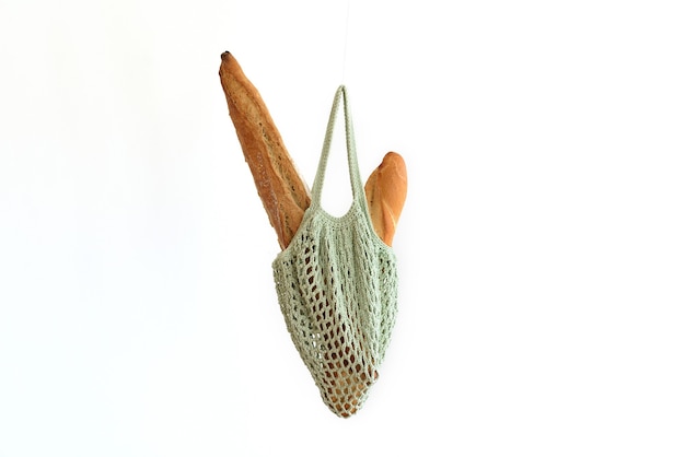 Miętowo zielona szydełkowa torba z paluszkami chlebowymi, koncepcja wielokrotnego użytku