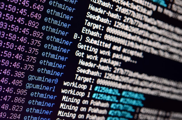 Zdjęcie migawka makro interfejsu programu do wydobywania waluty kryptograficznej na monitorze komputera biurowego.