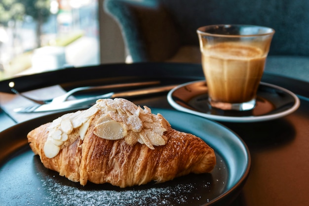 Migdałowy masło croissant z brudnym kawowym tłem