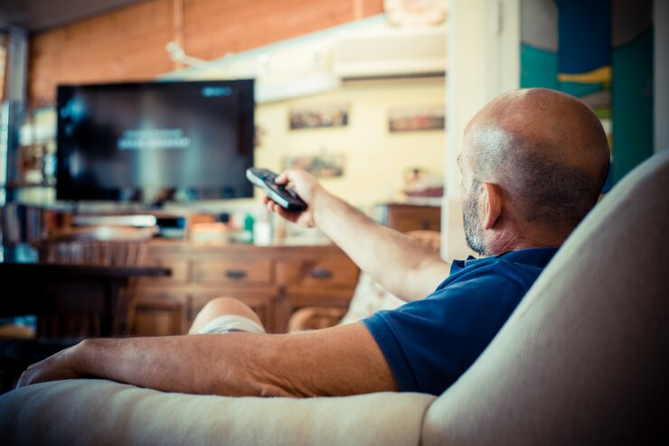 miggle mężczyzna wieku oglądania telewizji