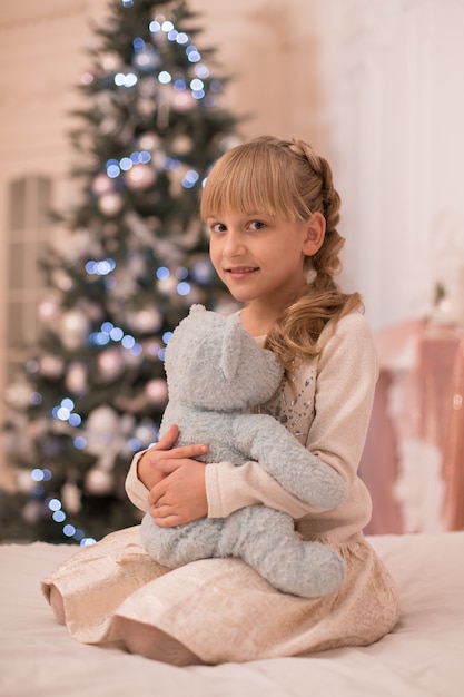 Mikołaj przyniósł małej dziewczynce misia na Boże Narodzenie