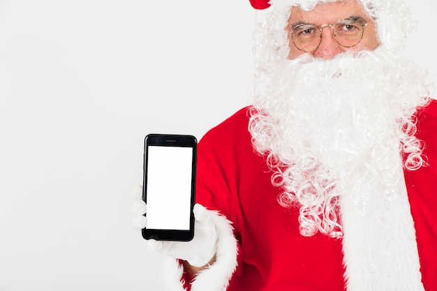 Mikołaj trzyma smartphone