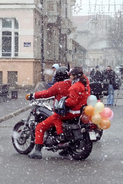 Mikołaje na motocyklach niosących pomoc humanitarną dla dzieci