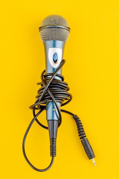 Mikrofon akustyczny na żółtym tle Widok z góry