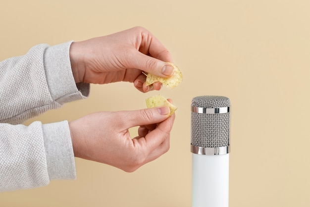 Zdjęcie mikrofon asmr z chipsem ziemniaczanym do dźwięku