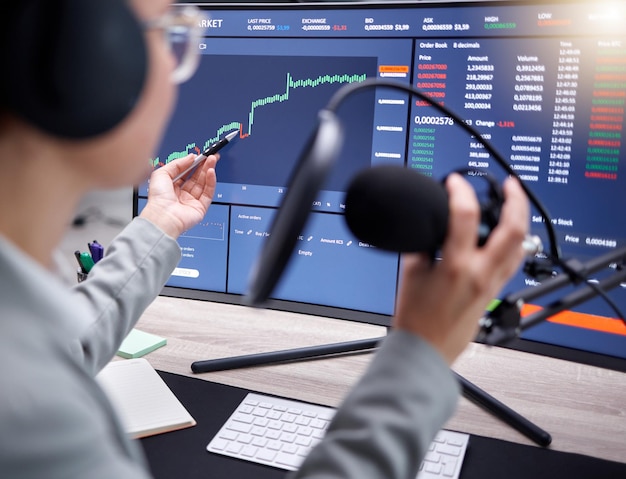 Mikrofon do podcastów giełdowych i cyfrowy wykres wzrostu inwestycji z prezenterem radiowym Wpływowy fintech czat giełdowy i komunikacja informacji handlowych głośnika online w mediach społecznościowych