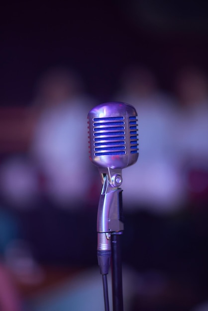 Mikrofon retro na scenie w pubie lub amerykańskiej restauracji podczas nocnego przedstawienia