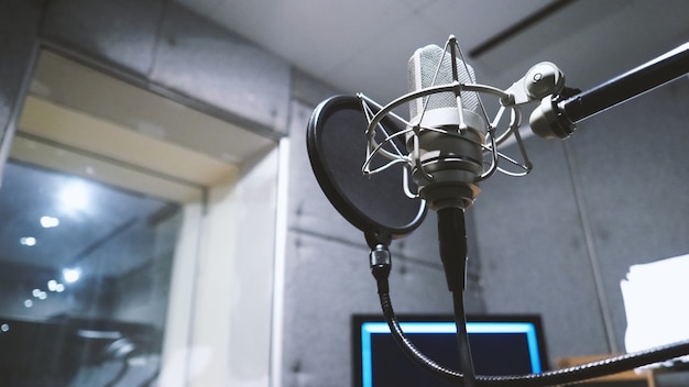 Mikrofon studyjny lub mikrofon do nagrywania wokalisty lub konferansjera z mocowaniem wstrząsowym
