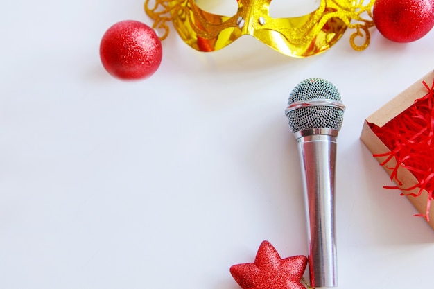 Mikrofon świątecznych zakupów Złota maska i zabawki świąteczne Kreatywność muzyczna w nowym roku samodzielnie na białym tle