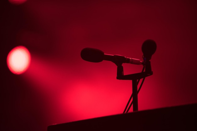 Mikrofon w światłach scenicznych