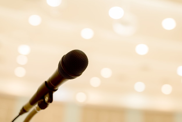 Mikrofon Znajduje Się Na Podium W Sali Konferencyjnej Lub Seminaryjnej Ze światłem Bokeh