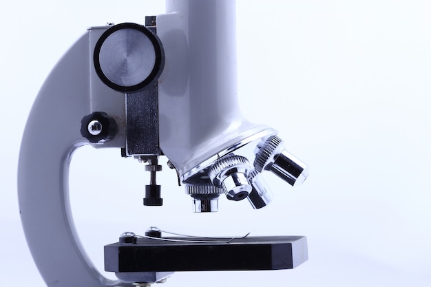 Zdjęcie mikroskop dla laboratorium naukowca i studenta