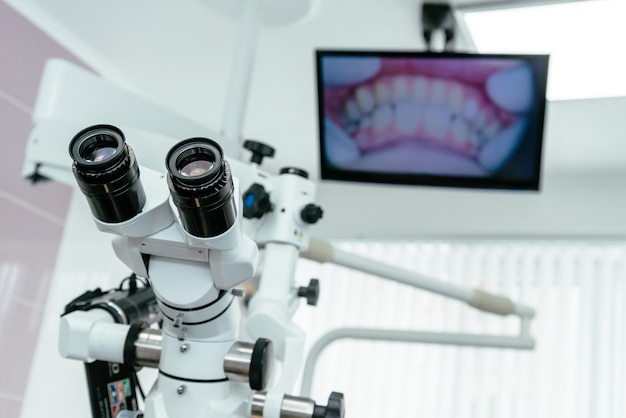 Mikroskop w stomatologii z dostępem do TV