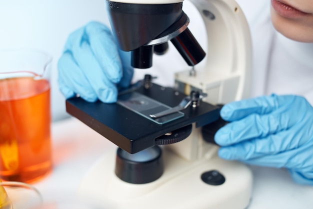 Mikroskop zbliżenie biotechnologia zawód nauka