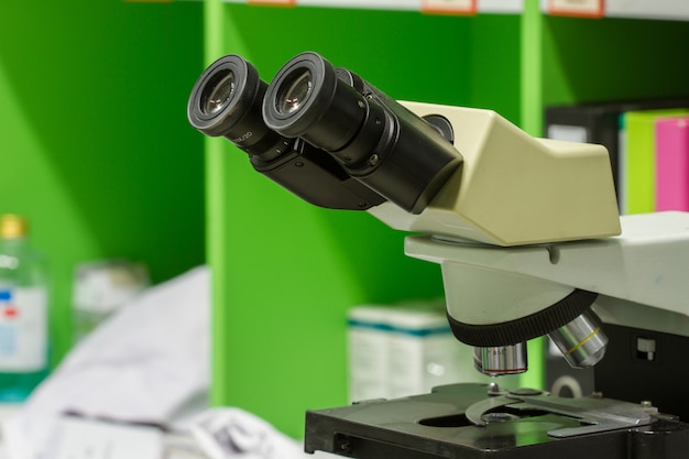 Zdjęcie mikroskopy w laboratorium szpitalu, medycyny wyposażeniu i zdrowia pojęciu, selekcyjna ostrość