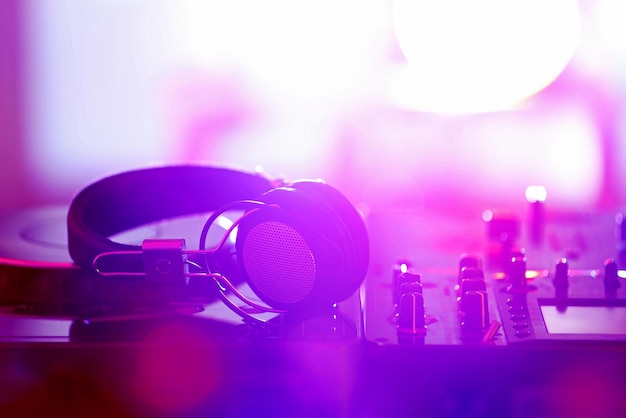 Mikser DJ w klubie nocnym zbliżenie
