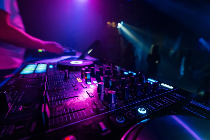 Zdjęcie mikser muzyczny kontroler dj płyta do profesjonalnego miksowania muzyki elektronicznej
