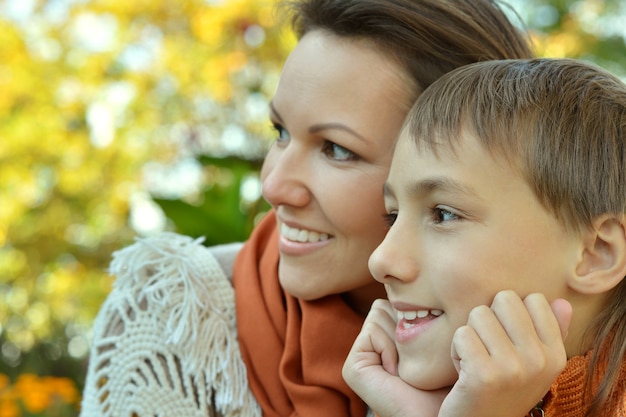 Miła mama i syn w jesiennym parku