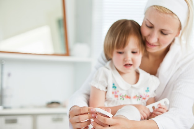 Miła Mama Opiekuje Się Swoimi Dziećmi