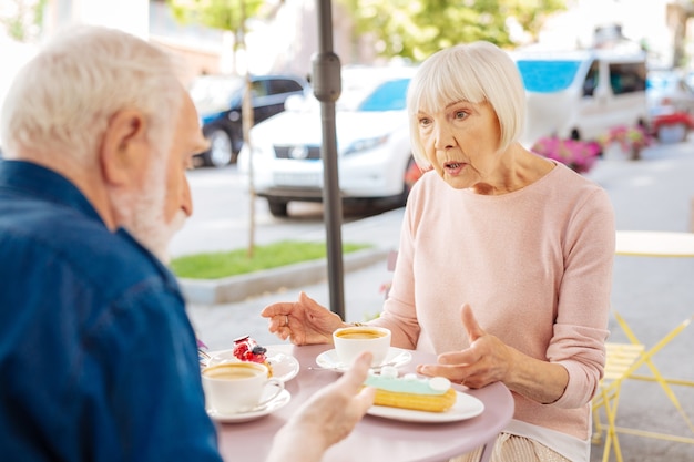 Miła Para Seniorów Komunikująca Się I Odwiedzająca Kawiarnię