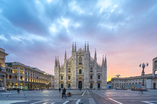 Milan Piazza z widokiem na katedrę w Mediolanie we Włoszech.