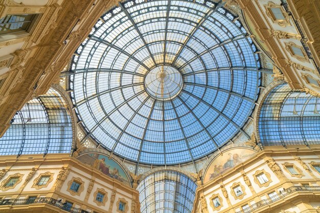 Milano, Włochy 09 09 2020 Galleria Vittorio Emanuele II w Mediolanie
