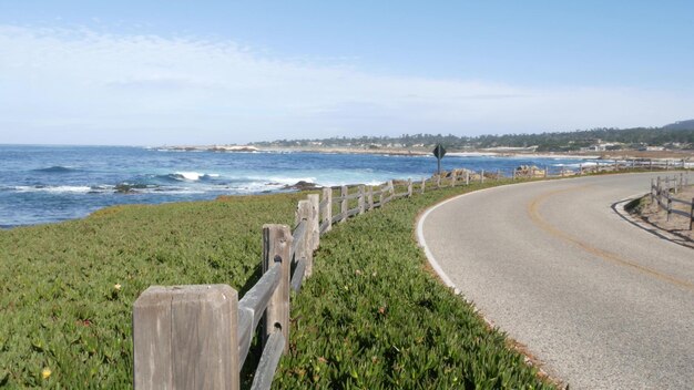 Mile drive malownicza droga Monterey w Kalifornii fale oceanu soczyste rośliny