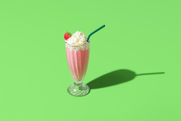 Milkshake szkła minimalistyczny na zielonym tle Homemade truskawki milkshake
