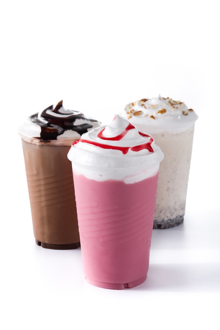 Zdjęcie milkshake z truskawkami i czekoladą