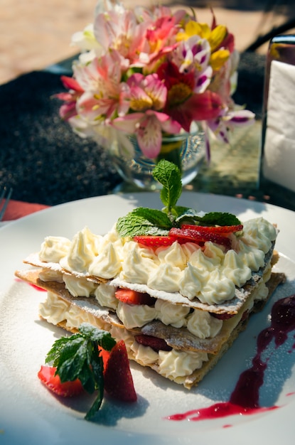 Mille-feuille na stole do serwowania na terenie letniej restauracji