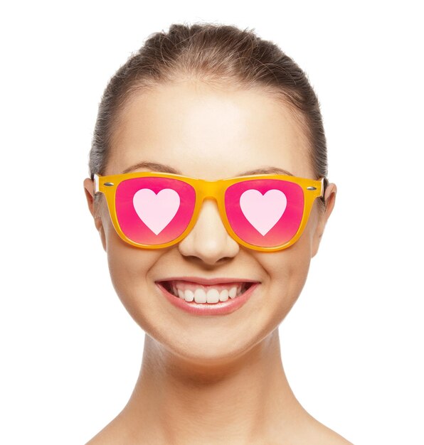 Miłość, Szczęście, Walentynki, Wyraz Twarzy I Koncepcja Ludzi - Portret Uśmiechniętej Nastolatki W Różowych Okularach Przeciwsłonecznych Z Sercami