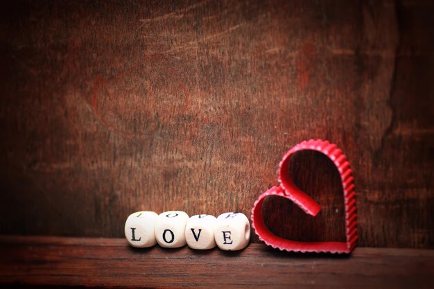 Miłość w kształcie serca w tle drewna