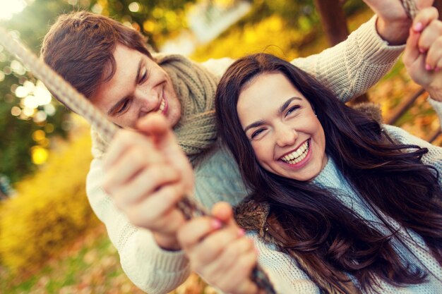 Miłość, związek, rodzina i ludzie pojęć, - uśmiechnięty pary przytulenie w jesień parku