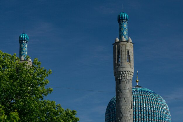 Minaret i duża kopuła meczetu