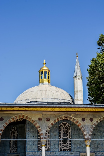 Minaret meczetów osmańskich w widoku