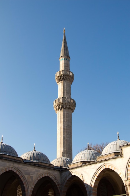 Minaret meczetów osmańskich w widoku