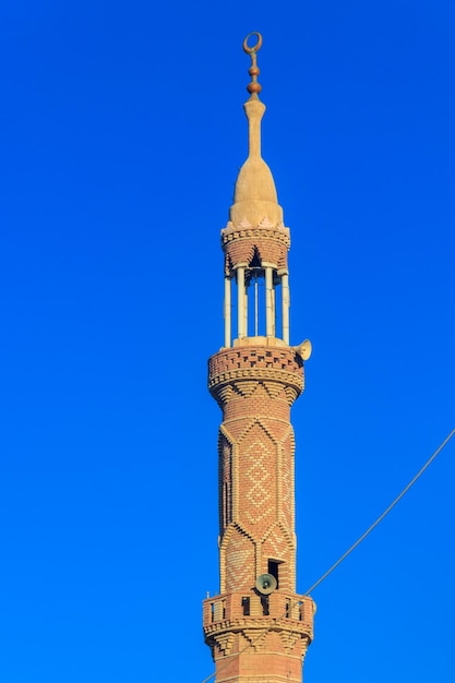 Minaret meczetu w dzielnicy Dahar, stare miasto Hurghada w Egipcie