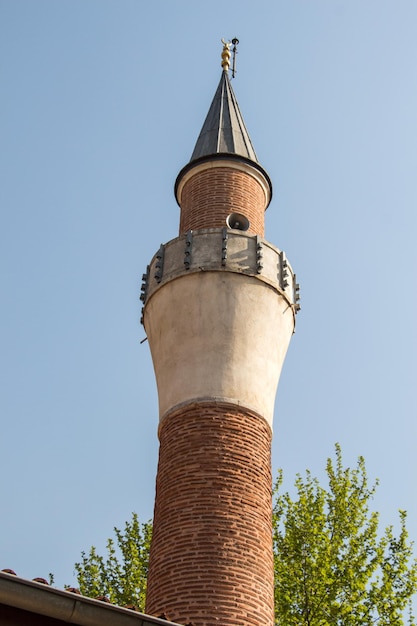 Minaret meczetu w stylu osmańskim