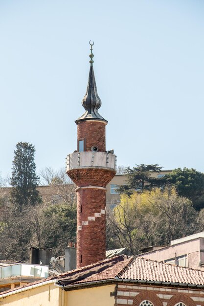 Minaret meczetu w stylu osmańskim