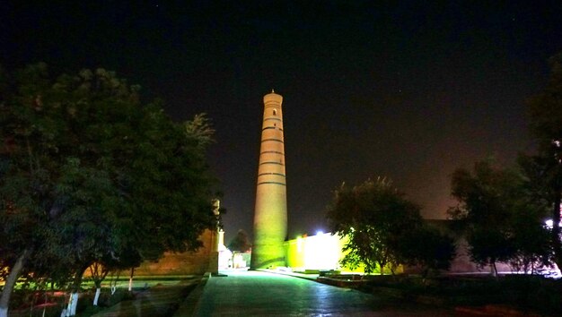 Minaret na tle nocnego nieba