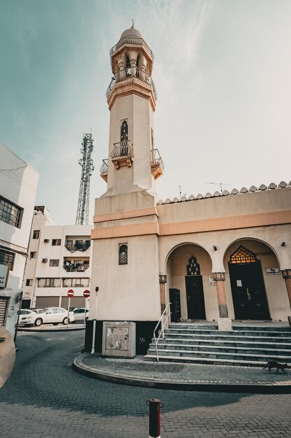 Zdjęcie minaret starego meczetu w starym mieście manama bahrain