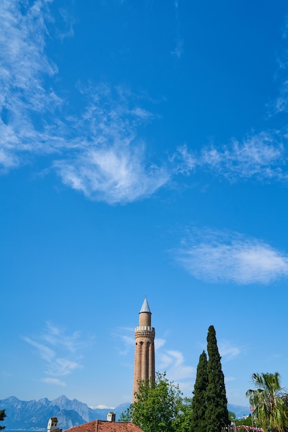 Zdjęcie minaret z niebem z turcji