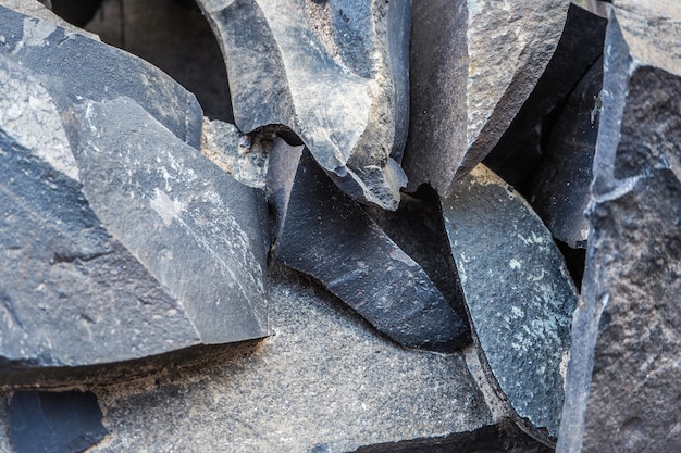 Zdjęcie mineralogia szungitu w dużych objętościach, ułożonych w stos. kamień szungitowy.