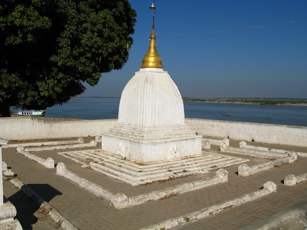 Zdjęcie mingun pahtodawgyi stupa irrawaddy rzeka birma