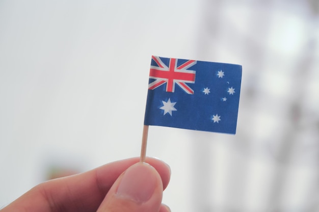 Zdjęcie mini australijska flaga narodowa trzymana za palce
