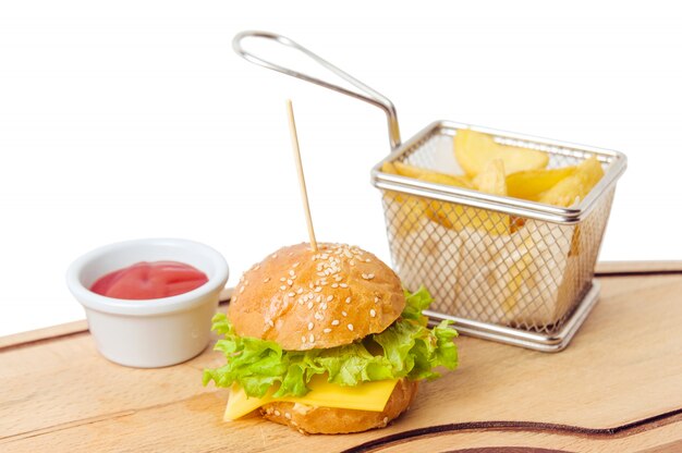 Zdjęcie mini dzieciak burger z soku i ziemniaków na białym tle
